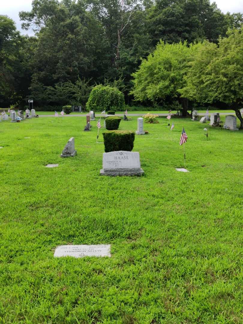 Kenneth H. Haase Senior's grave. Photo 2