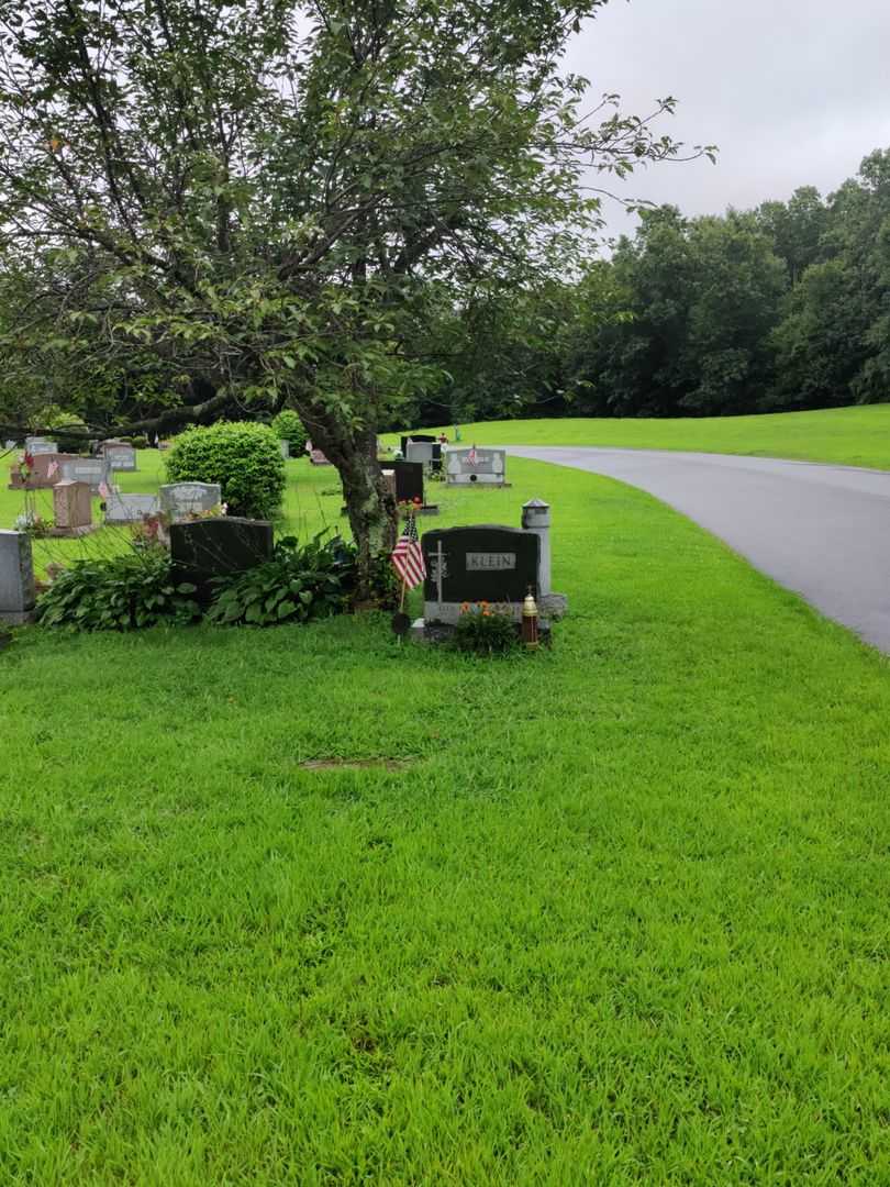 Lorraine B. Klein's grave. Photo 2