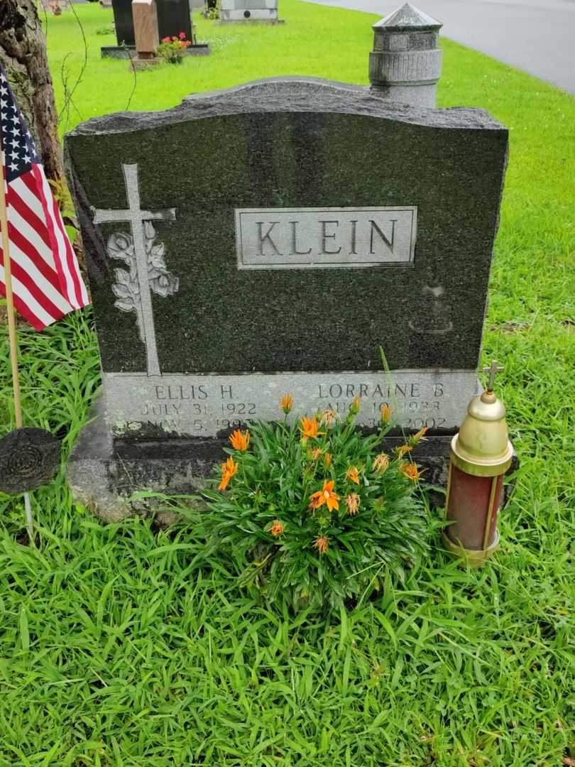 Lorraine B. Klein's grave. Photo 1