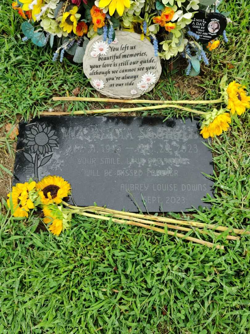 Mia Alicia Sgueglia's grave. Photo 3