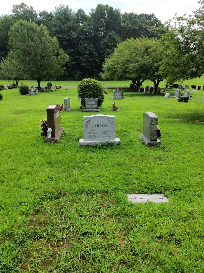 Brenden P. Larson's grave. Photo 2