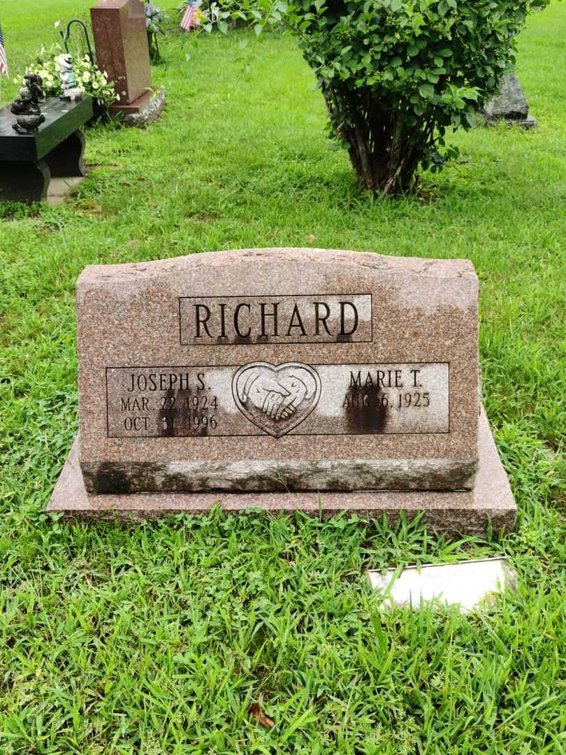 Joseph S. Richard's grave. Photo 1