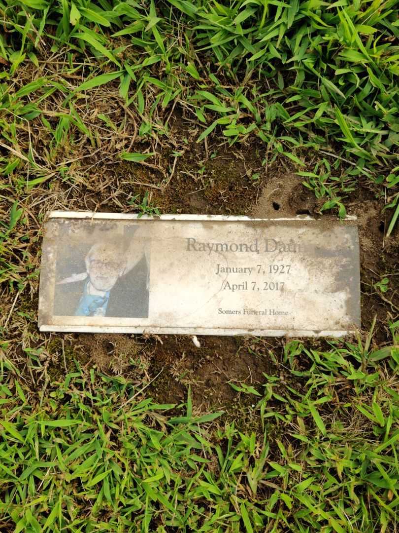 Raymond Daunis's grave. Photo 3