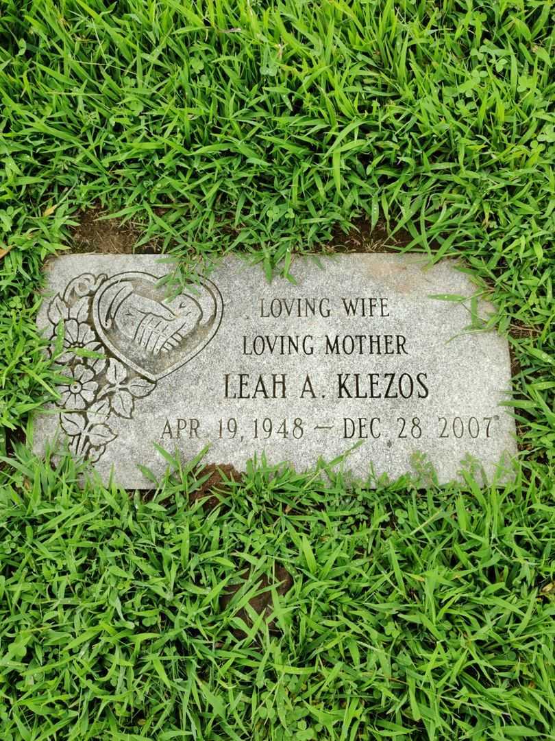 Leah D. Apostle Klezos's grave. Photo 3