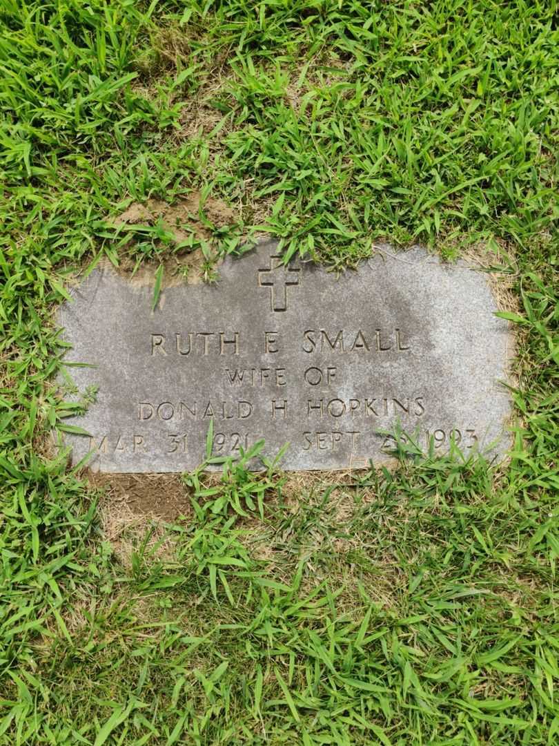 Ruth E. Small Hopkins's grave. Photo 4