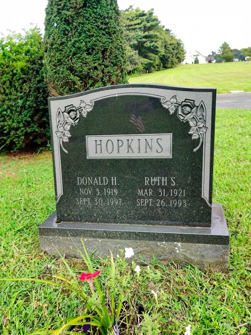 Ruth E. Small Hopkins's grave. Photo 3