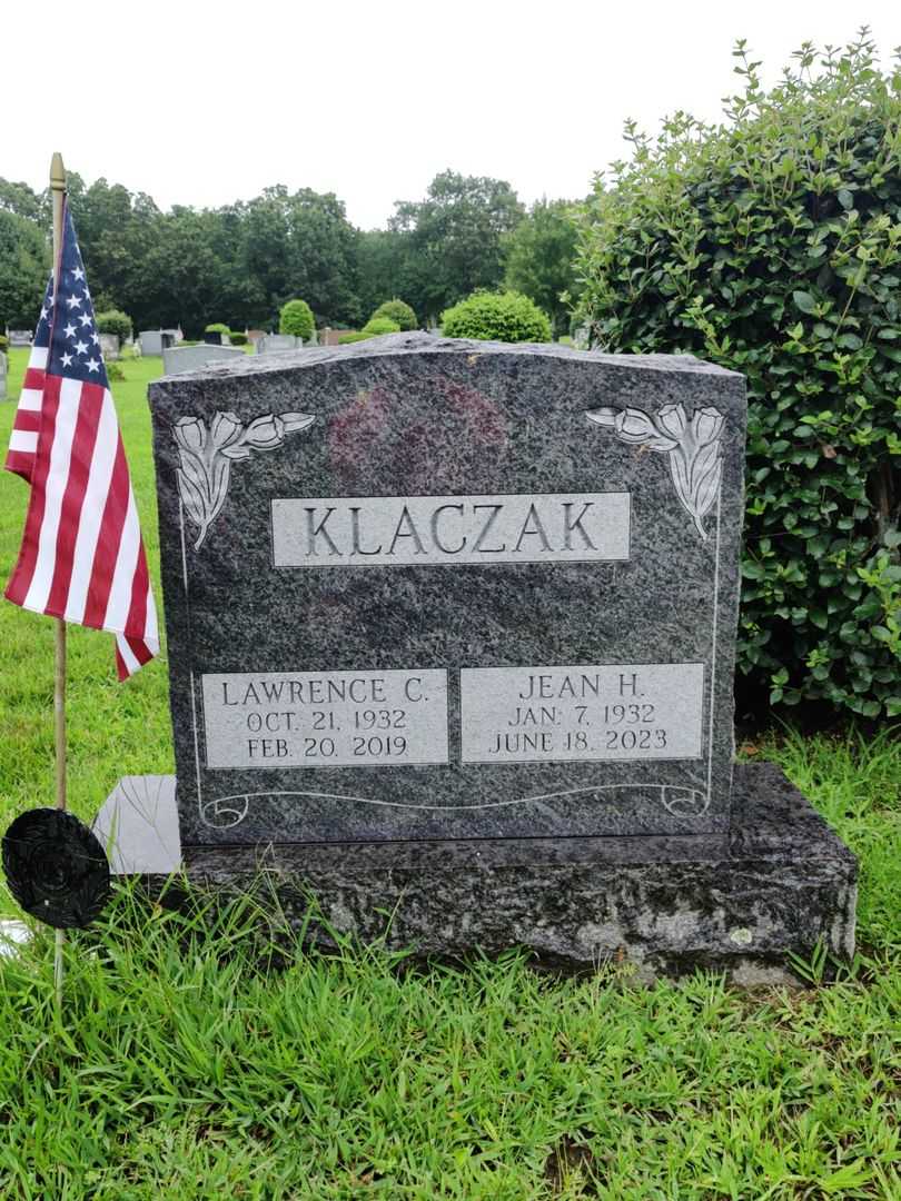 Lawrence Clifford Klaczak's grave. Photo 1
