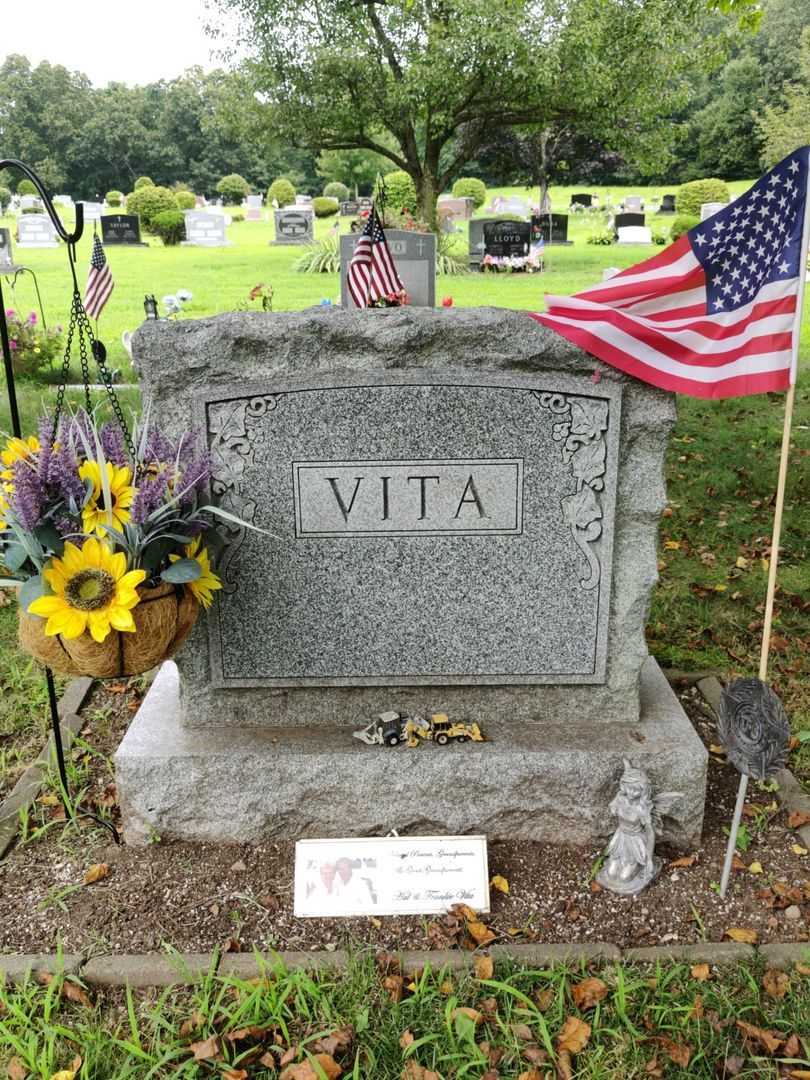 Hal A. Vita's grave. Photo 1