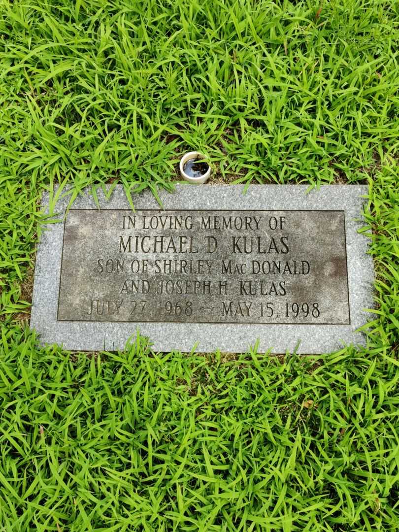 Shirley R. MacDonald's grave. Photo 1