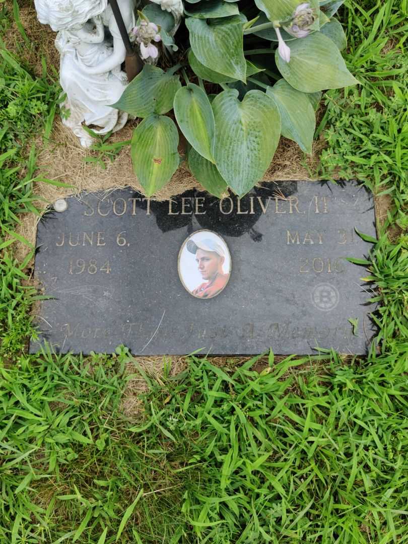 Scott Lee Oliver Second's grave. Photo 1