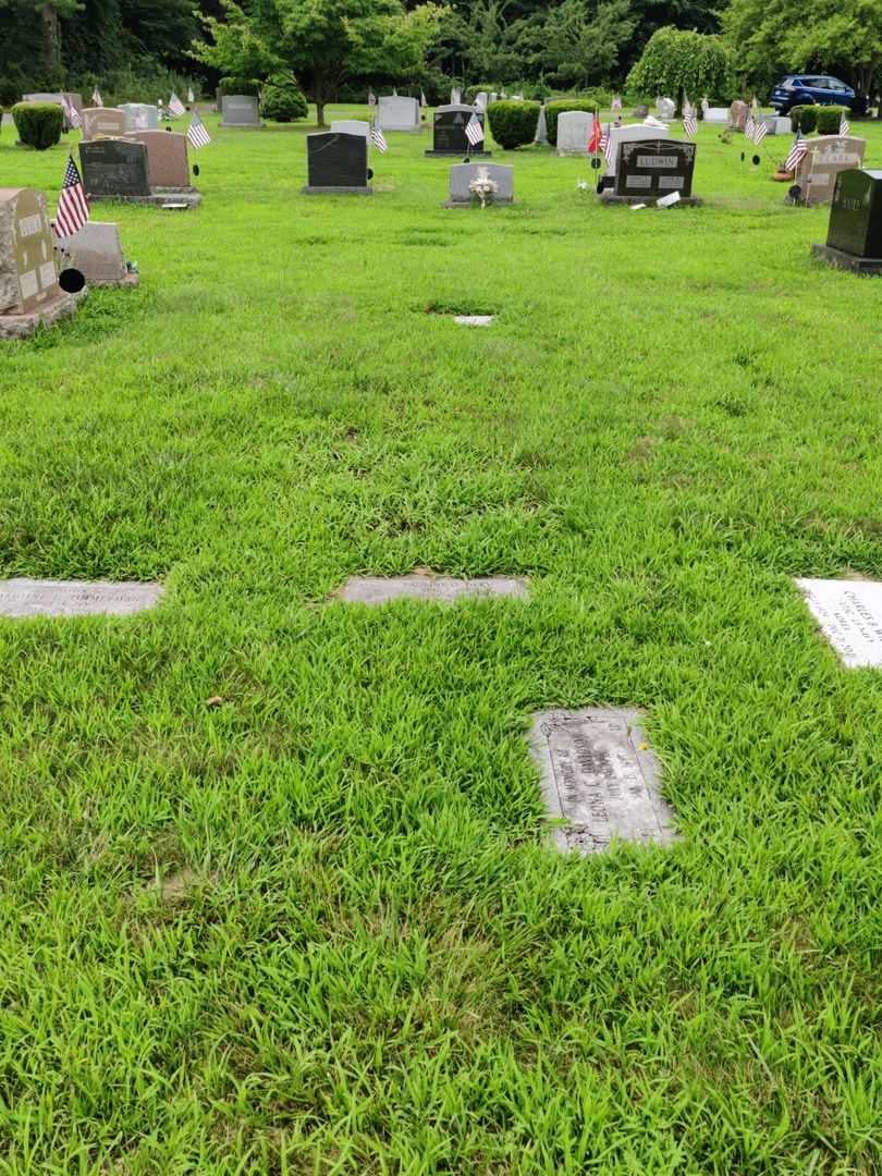 Pauline O. Oeky's grave. Photo 2