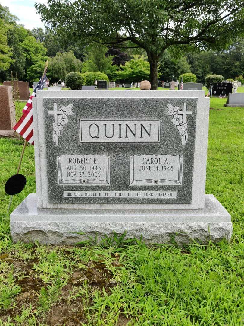 Robert E. Quinn's grave. Photo 1