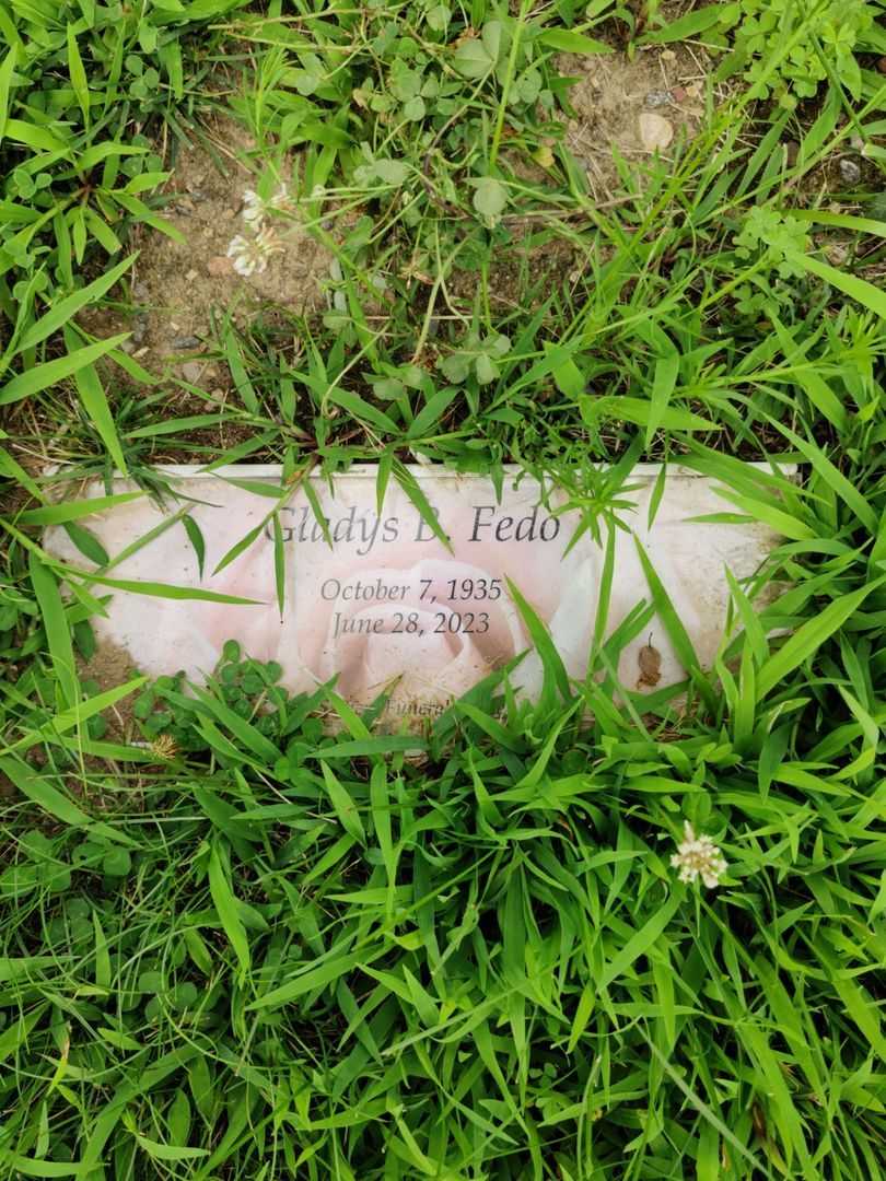 Gladys Bogdanski Fedo's grave. Photo 4