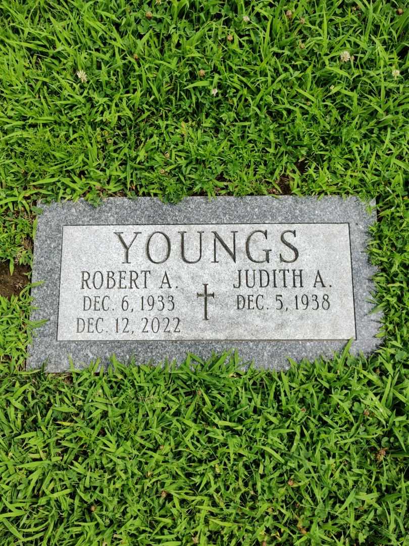Robert A. Youngs's grave. Photo 1