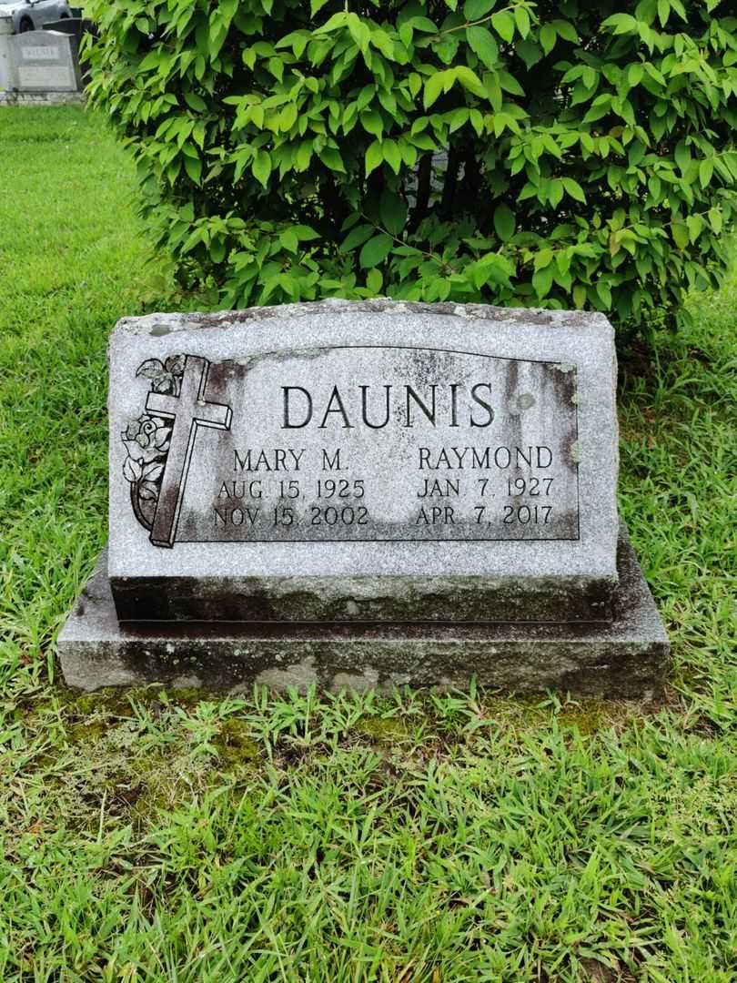 Raymond Daunis's grave. Photo 1