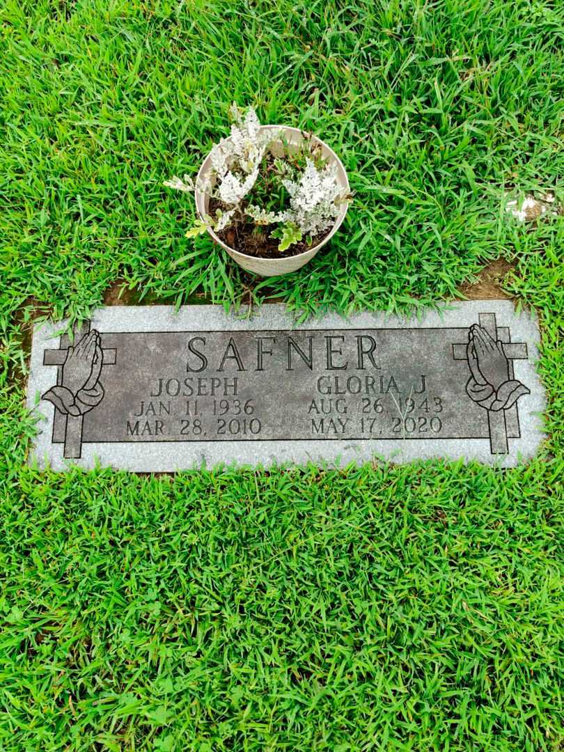 Gloria J. Safner's grave. Photo 1